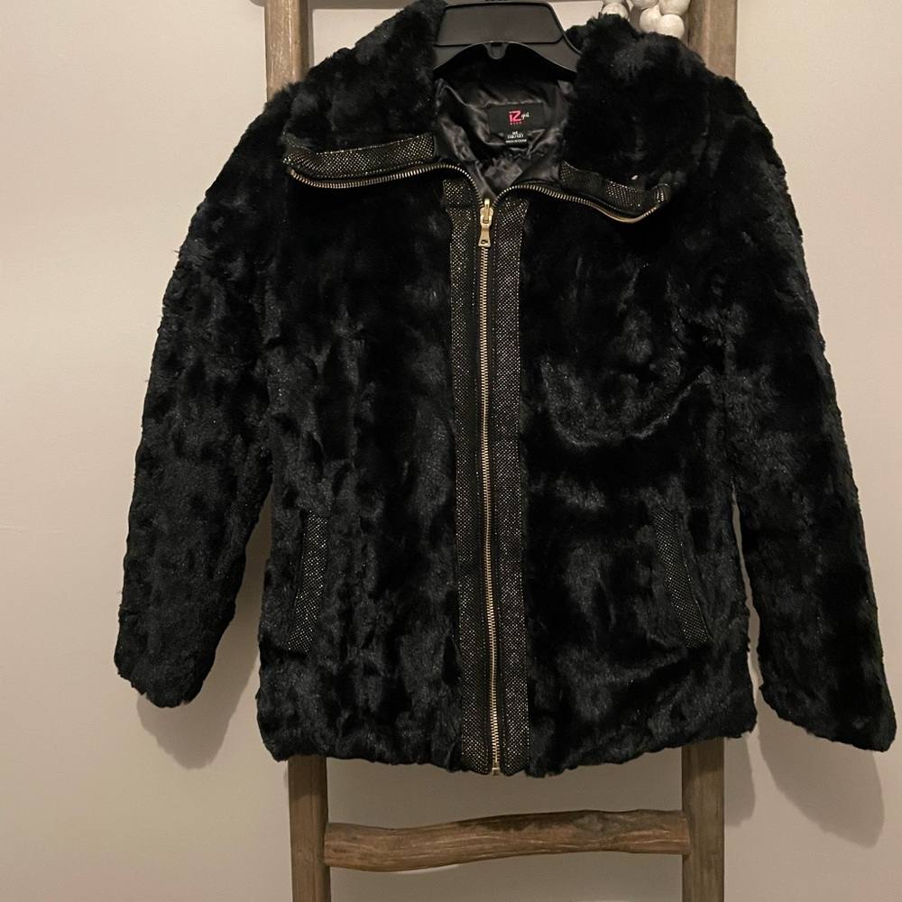 Gorgeous girls Black coat with gold zipper.